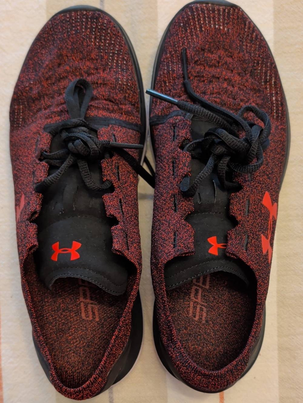 Under Armour Men's Black and Red Knit  Speedform Slingride Sz. 11.5